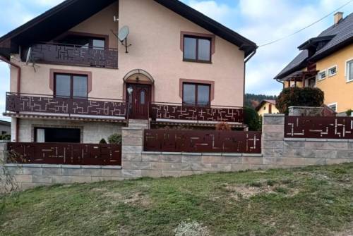 Moderné zábradlie a plotové dielce vo farbe RAL 8016