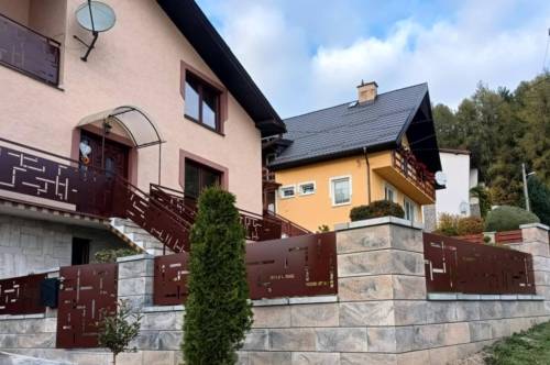 Moderné zábradlie a plotové dielce vo farbe RAL 8016