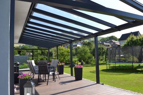 Antracitová hliníková pergola s čírym plným polykarbonátom