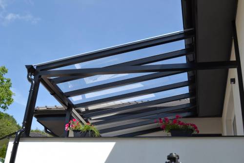 Hliníková pergola s plným čírym polykarbonátom vyrobená na mieru