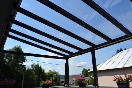 Hliníková pergola s plným čírym polykarbonátom vyrobená na mieru