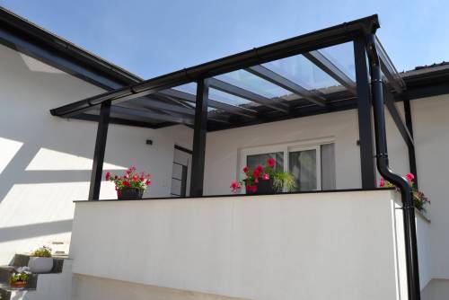 Hliníková pergola s plným čírym polykarbonátom vyrobená na mieru