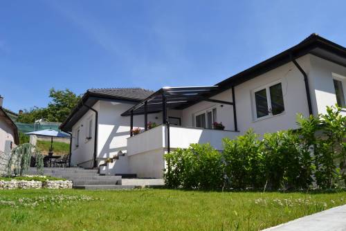 Hliníková pergola s plným čírym polykarbonátom vyrobená na mieru