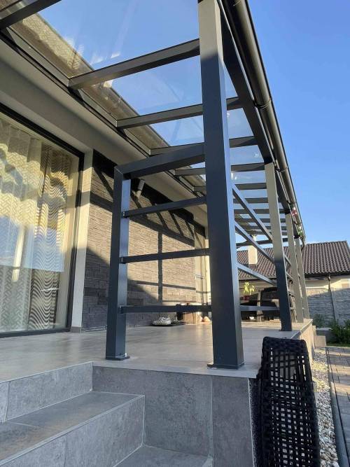 Hliníková pergola s plným šedým polykarbonátom a hliníkovým zábradlím na mieru