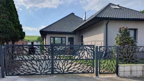 Moderná dvojkrídlová brána vyrobená na mieru