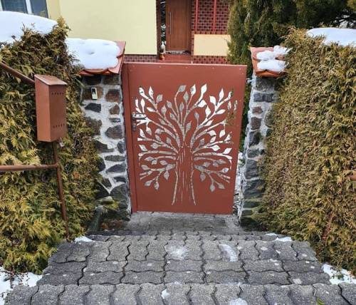 Moderná bránička s vypaľovaným stromom a nerezovou kľúčkou