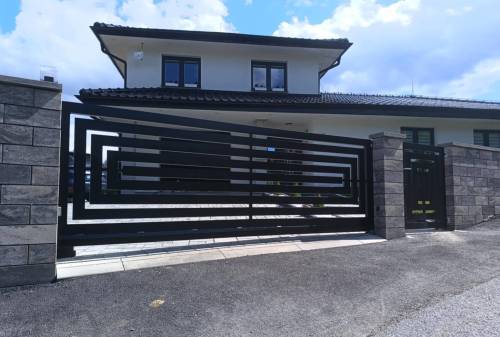 Moderná hliníková brána PRESTIGE vo farbe RAL 9005