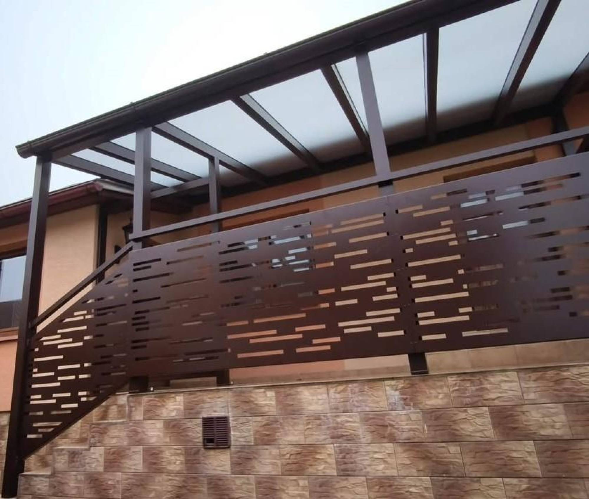Hliníková pergola so zábradlím
