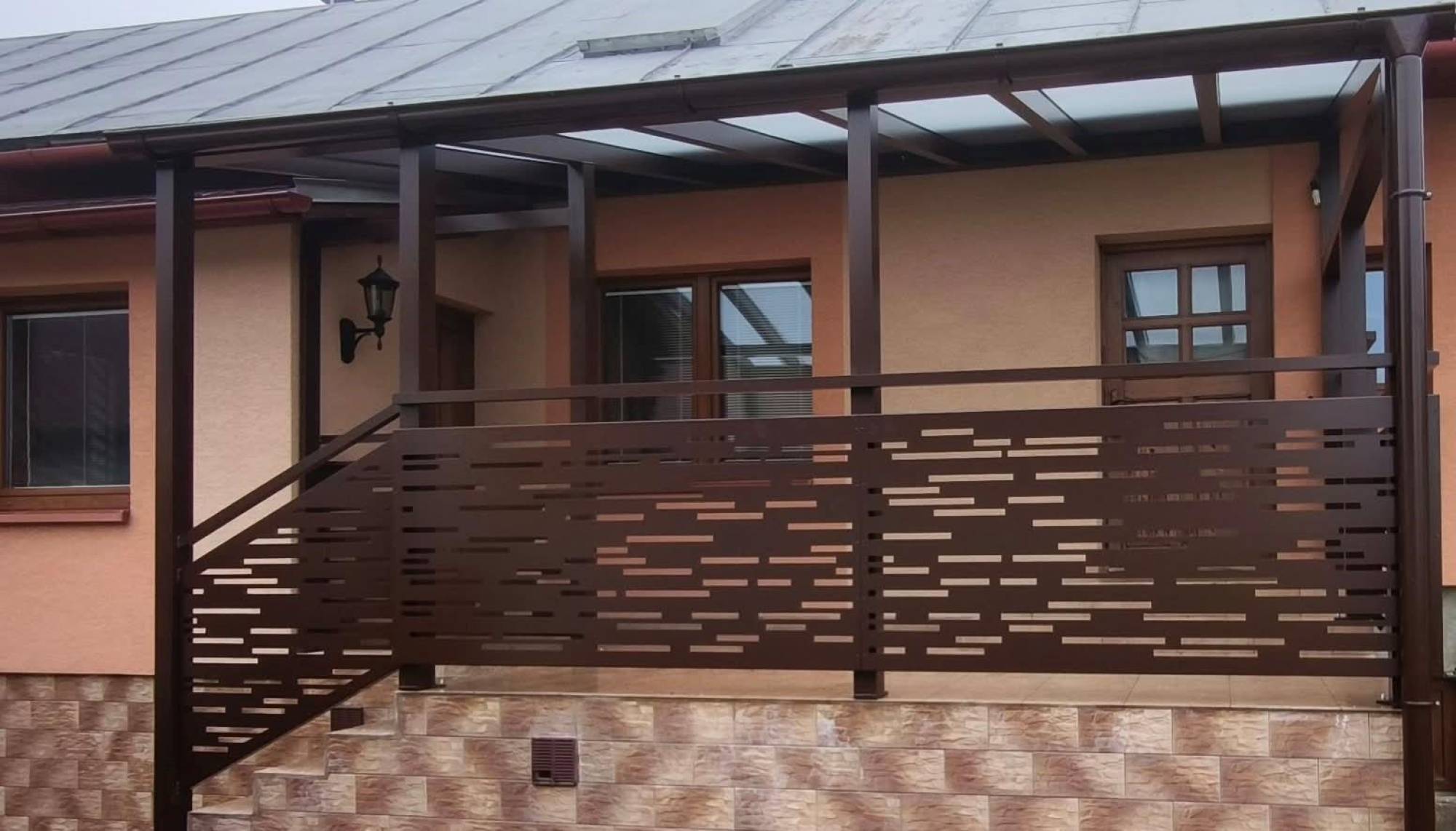 Hliníková pergola so zábradlím