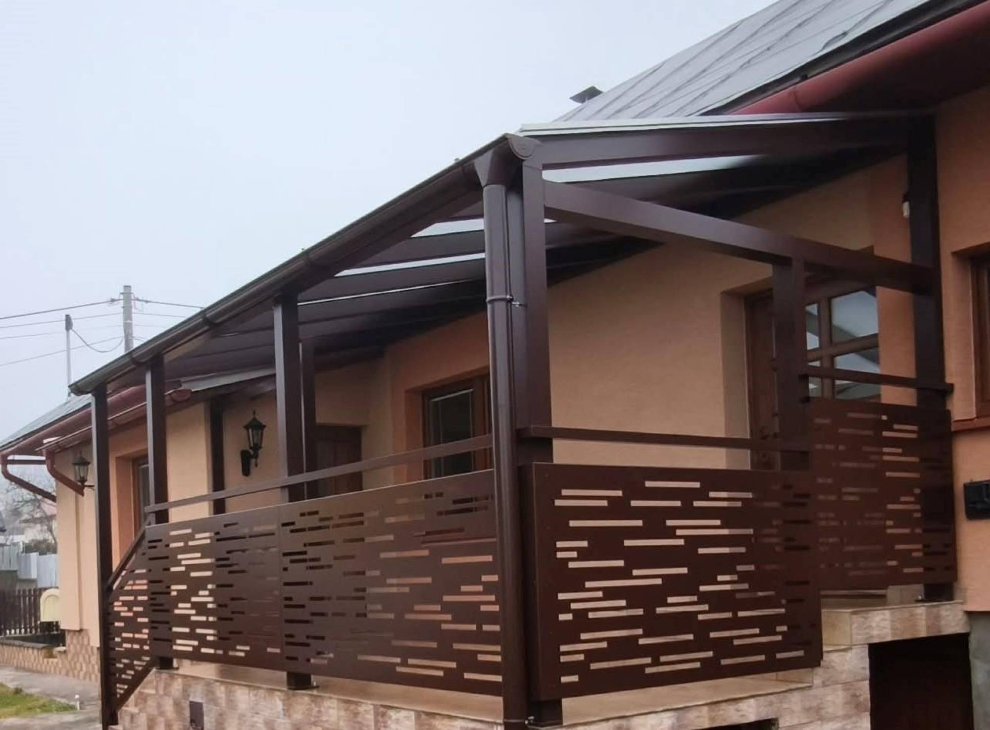 Hliníková pergola so zábradlím